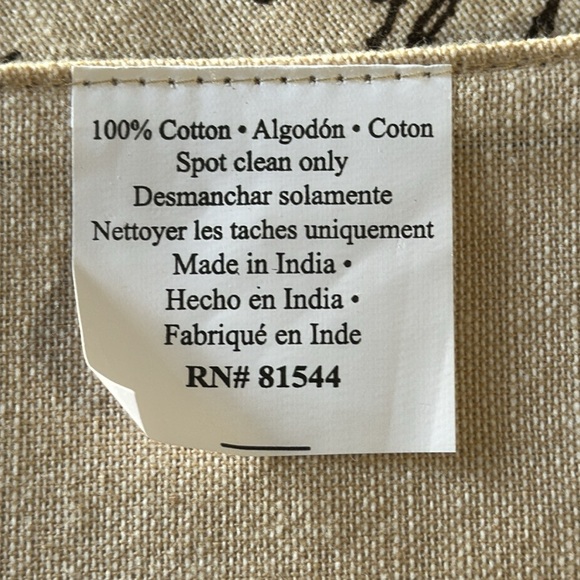 Cream table runner with fall leaves and text pattern - Picture 5 of 5